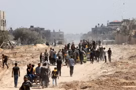 Người dân Palestine rời khỏi thành phố Rafah để trở về Khan Yunis, sau khi quân đội Israel rút bộ binh khỏi phía Nam Dải Gaza ngày 7/4. (Ảnh: AFP/TTXVN)