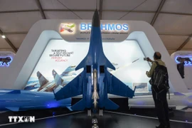 Tên lửa BrahMos được trưng bày tại một cuộc Triển lãm quốc phòng ở Chennai, Ấn Độ. (Ảnh: AFP/TTXVN)
