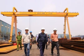 Phó Thủ tướng Trần Hồng Hà kiểm tra, khảo sát tại Công ty Cổ phần Đầu Tư Công Nghiệp Việt Hưng (Hưng Yên). (Ảnh: Văn Điệp/TTXVN)