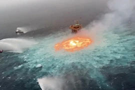 Hiện trường vụ cháy trên dàn khoan dầu của Công ty dầu mỏ nhà nước Pemex ở khu vực mỏ Cantarell, ngoài khơi Mexico tháng 7/2023. (Ảnh: CNN/TTXVN)