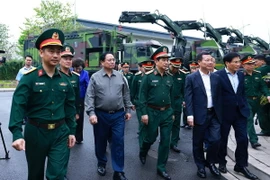 Thủ tướng Phạm Minh Chính tham quan trưng bày sản phẩm công nghệ cao của Tập đoàn Viettel. (Ảnh: Dương Giang/TTXVN)