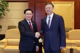 Chủ tịch Quốc hội Vương Đình Huệ gặp ông Trần Cát Ninh, Bí thư Thành uỷ Thượng Hải. (Ảnh: Nhan Sáng/TTXVN)