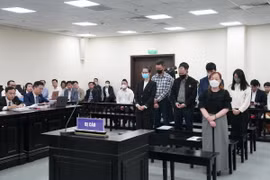 Các bị cáo tại phiên tòa hôm 9/4. (Ảnh: Kim Anh/TTXVN)