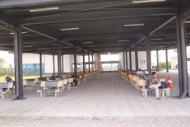 Khu vực nhà chờ bến phà Đồng Bài trưa 27/4. (Ảnh: Minh Thu/TTXVN)