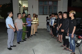 Cơ quan Công an lấy lời khai nhóm thanh thiếu niên tụ tập, điều khiển xe tốc độ cao, lạng lách, đánh võng. (Nguồn: Công an Hà Nam)