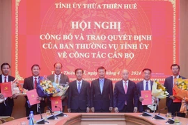 Thường trực Tỉnh ủy trao các quyết định và tặng hoa chúc mừng các cán bộ được điều động. (Nguồn: Báo Thừa Thiên-Huế)