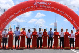  Lãnh đạo Bộ Giao thông vận tải và UBND tỉnh Long An cắt băng khánh thành thông xe cầu Tân An. Ảnh: Thanh Bình- TTXVN
