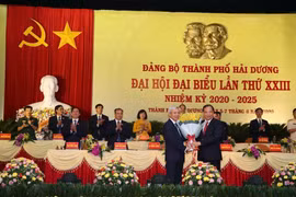 Ủy viên Trung ương Đảng, Bí thư Tỉnh ủy Hải Dương Nguyễn Mạnh Hiển tặng hoa chúc mừng tân Bí thư Thành ủy Hải Dương khóa XXIII nhiệm kỳ 2020–2025 Lê Đình Long. (Ảnh: Mạnh Minh/TTXVN)