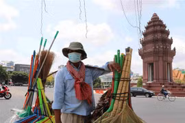 Trên một đường phố ở Phnom Penh, Campuchia. (Ảnh: THX/TTXVN)