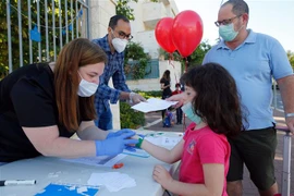 Học sinh được kiểm tra sức khỏe trước khi vào lớp tại Modiin, Israel, ngày 3/5/2020. (Ảnh: THX/TTXVN)