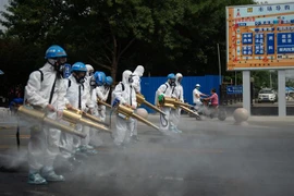 Phun thuốc khử trùng nhằm ngăn chặn sự lây lan của COVID-19 tại Bắc Kinh, Trung Quốc, ngày 16/6/2020. (Ảnh: THX/TTXVN)