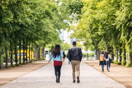 Người dân di chuyển trên đường phố tại Berlin, Đức ngày 26/5/2020. (Ảnh: THX/ TTXVN)