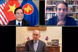 Đại sứ Hà Kim Ngọc, Đại sứ Stuart Holliday, Chủ tịch Trung tâm Quốc tế Meridian và Đại sứ Philippines Jose Manuel Romualdez. (Ảnh: TTXVN tại Mỹ)