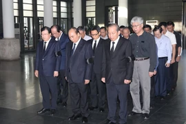 Thủ tướng Nguyễn Xuân Phúc dẫn đầu đoàn Chính phủ đến viếng đồng chí Vũ Mão. (Ảnh: Trọng Đức/TTXVN)