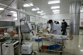 Các nạn nhân của vụ tai nạn được cấp cứu tại Bệnh viện đa khoa vùng Tây Nguyên. (Ảnh: Tuấn Anh/TTXVN)