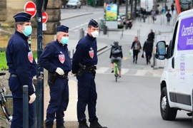 Cảnh sát Pháp gác tại một chốt kiểm soát ở Bordeaux. (Ảnh: AFP/TTXVN)