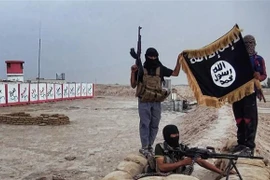 Các tay súng tổ chức Nhà nước Hồi giáo (IS) tự xưng tại tỉnh Salahuddin, miền Bắc Iraq. (Ảnh: AFP/TTXVN)