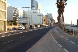 Đường phố vắng bóng người tại Israel. (Ảnh: Nguyễn Việt Thắng/TTXVN)