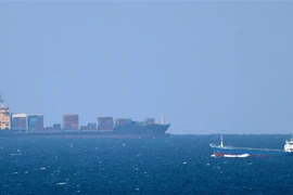 Tàu chở hàng hóa tiến về phía Eo biển Hormuz, ngoài khơi Khasab, Oman. (Ảnh: AFP/TTXVN)
