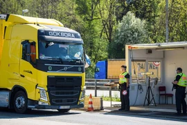 Lực lượng an ninh kiểm tra các phương tiện lưu thông tại trạm kiểm soát được thiết lập ở Bad Reichenhall, miền Nam Đức, giáp giới Áo. (Ảnh: THX/TTXVN)