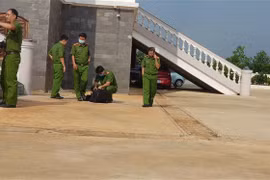 Hiện trường vụ nhảy lầu tự tử của ông Phước. (Ảnh: Đậu Tất Thành/TTXVN)