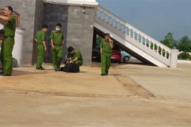 Hiện trường vụ nhảy lầu tự tử của ông Phước. (Ảnh: Đậu Tất Thành/TTXVN)