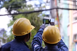 Dùng máy đo nhiệt độ có thể phát hiện và ngăn chặn các sự cố về điện. (Ảnh: Thành Chung/TTXVN)