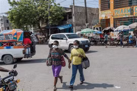 Người dân đeo khẩu trang phòng tránh lây nhiễm COVID-19 tại Port-au-Prince, Haiti, ngày 26/3/2020. (Ảnh: AFP/TTXVN)