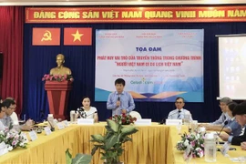 Ông Trần Trọng Dũng, Chủ tịch Hội Nhà báo TP Hồ Chí Minh (đứng) phát biểu tại tọa đàm. (Ảnh: Mỹ Phương/TTXVN)