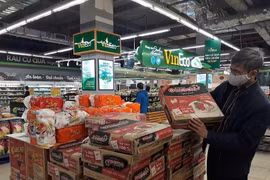 Hàng hóa thiết yếu tại các siêu thị luôn đảm bảo đủ để phục vụ người dân. (Ảnh: Phương Anh/TTXVN)