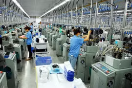 Dây chuyền sản xuất tất xuất khẩu mới đưa vào hoạt động tại Công ty TNHH Jasan Việt Nam (vốn đầu tư Trung Quốc) trong Khu công nghiệp VSIP Hải Phòng. (Ảnh: Danh Lam/TTXVN)
