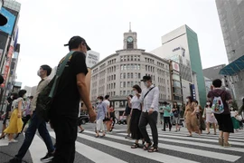 Người dân di chuyển trên đường phố tại Tokyo, Nhật Bản. (Ảnh: THX/TTXVN)