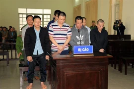 Các bị cáo nghe tòa tuyên án. (Ảnh: Chu Quốc Hùng/TTXVN)