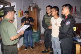 Lực lượng An ninh điều tra, Công an tỉnh Hòa Bình đọc lệnh bắt và khám xét nơi ở của đối tượng Trịnh Bá Tư. (Ảnh: Vũ Hà/TTXVN)