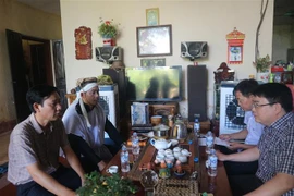 Đoàn công tác tới thăm hỏi, chia buồn với gia đình nạn nhân đã tử vong. (Ảnh: Hoa Mai/TTXVN)