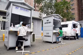 Nhân viên y tế lấy mẫu xét nghiệm COVID-19 cho người dân tại Bắc Kinh, Trung Quốc ngày 24/6/2020. (Ảnh: THX/TTXVN)