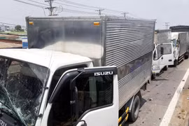 Các xe đâm liên hoàn trong vụ tai nạn. (Ảnh: Tiến Lực/TTXVN)