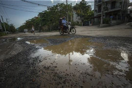 Hố voi to đùng vẫn còn chứa nước của buổi chiều mưa ngày hôm trước trong khi đó Hòa Bình đang trong những ngày cao điểm nắng nóng, ảnh chụp lúc 17h30 chiều 2/6. (Ảnh: Trọng Đạt/TTXVN)