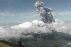 Núi lửa Merapi ở Indonesia phun tro bụi ngày 21/6/2020. (Ảnh: AFP/TTXVN)