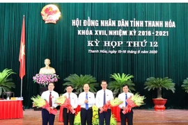 Bí thư tỉnh ủy tỉnh, Chủ tịch HĐND tỉnh Thanh Hóa Trịnh Văn Chiến tặng hoa chúc mừng tân Phó Chủ tịch tỉnh Nguyễn Văn Thi (đứng thứ 2 từ trái sang) và các thành viên khác. (Ảnh: Trịnh Duy Hưng/TTXVN)