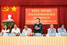 Chủ tịch Quốc hội Nguyễn Thị Kim Ngân cùng các đại biểu Quốc hội tham dự buổi tiếp xúc cử tri. (Ảnh: Trọng Đức/TTXVN)