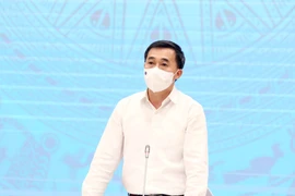 Thứ trưởng Bộ Y tế Trần Văn Thuấn trao đổi tại phiên Họp báo Chính phủ tối 6/9. (Ảnh: Minh Sơn/Vietnam+)