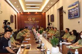 Cơ quan Điều tra An ninh Nội địa (HSI) Hoa Kỳ và hãng dược phẩm Pfizer tập huấn phân biệt vaccine Pfizer cho lực lượng QLTT. (Ảnh: PV/Vietnam+)