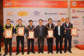 Bộ trưởng Bộ Thông tin truyền thông Nguyễn Mạnh Hùng chụp ảnh cùng đại diện Petrovietnam và các đơn vị thành viên. (Ảnh: Vietnam+)