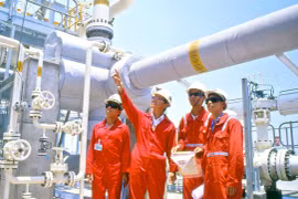 Người lao động dầu khí tại nhà máy chế biến khí Nam Côn Sơn. (Ảnh: PV/Vietnam+)