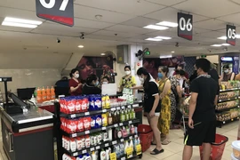 Các siêu thị tăng nguồn cung dự trữ hàng hóa, đảm bảo bình ổn thị trường. (Ảnh: Đức Duy/Vietnam+)