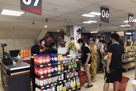 Các siêu thị tăng nguồn cung dự trữ hàng hóa, đảm bảo bình ổn thị trường. (Ảnh: Đức Duy/Vietnam+)