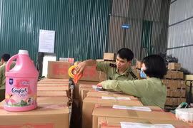 Lực lượng Quản lý thị trường Hà Nội kiểm tra kho hàng sản xuất nước giặt giả nhãn hiệu nổi tiếng. (Ảnh: PV/Vietnam+)