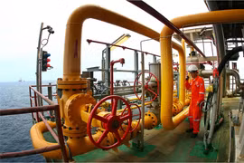 Nhân viên PetroVietnam làm việc trên giàn khoan. (Ảnh: PV/Vietnam+)