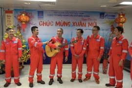 Nhạc sỹ Trương Quý Hải cùng hát với người lao động Dầu khí trên giàn HT-PQP. (Ảnh: Vietnam+)